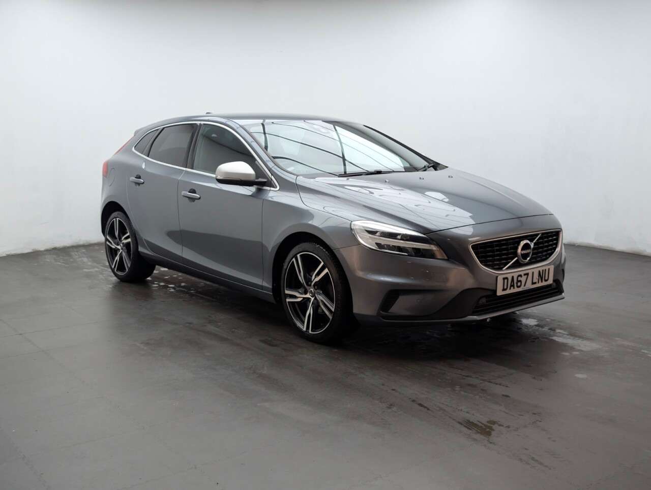 2017 VOLVO V40 2017 VOLVO V40