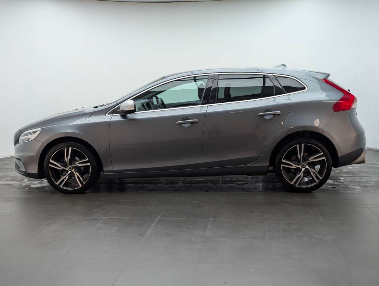 2017 VOLVO V40 2017 VOLVO V40