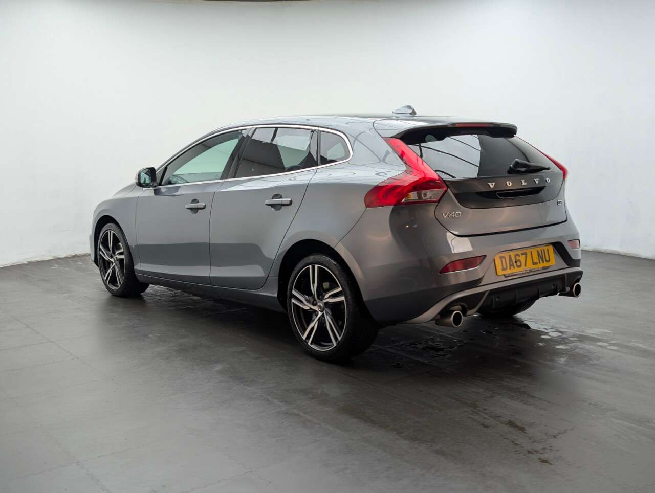 2017 VOLVO V40 2017 VOLVO V40
