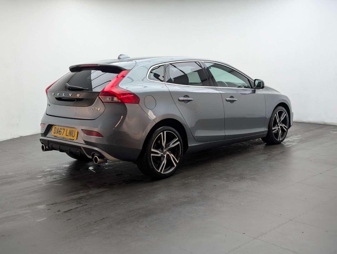 2017 VOLVO V40 2017 VOLVO V40