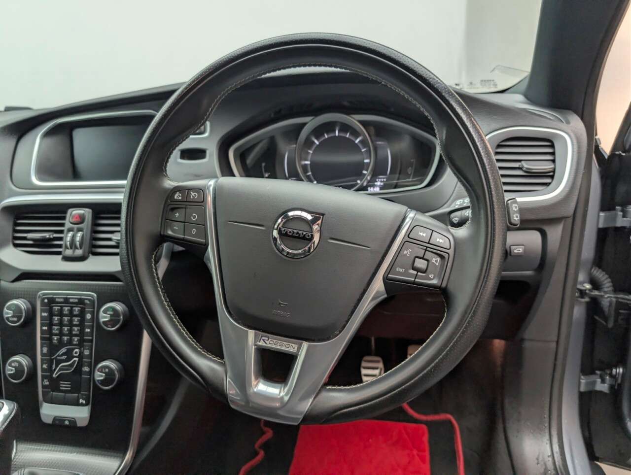 2017 VOLVO V40 2017 VOLVO V40