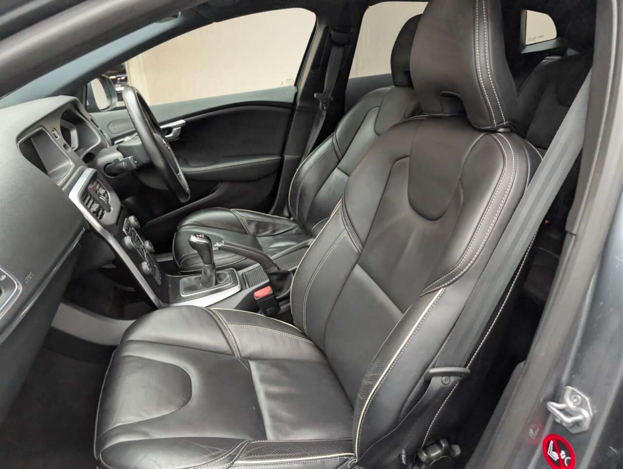 2017 VOLVO V40 2017 VOLVO V40