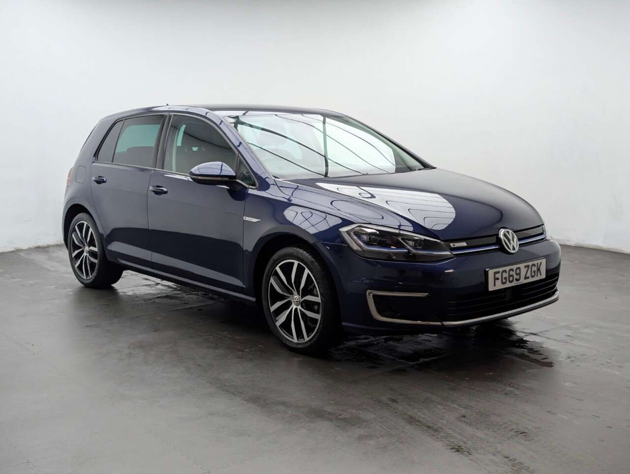 A 2019 VOLKSWAGEN E-GOLF 35.8kWh e-Golf Hatchback 5dr Electric Auto (136 ps) PARKING SENSORS+CRUISE A 2019 VOLKSWAGEN E-GOLF 35.8kWh e-Golf Hatchback 5dr Electric Auto (136 ps) PARKING SENSORS+CRUISE