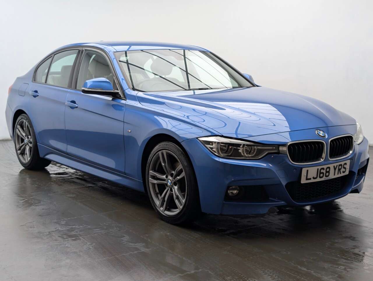 A 2018 BMW 3 SERIES 2.0 320i M Sport Saloon 4dr Petrol Manual Euro 6 (s/s) (184 ps) PARKING CAM A 2018 BMW 3 SERIES 2.0 320i M Sport Saloon 4dr Petrol Manual Euro 6 (s/s) (184 ps) PARKING CAM