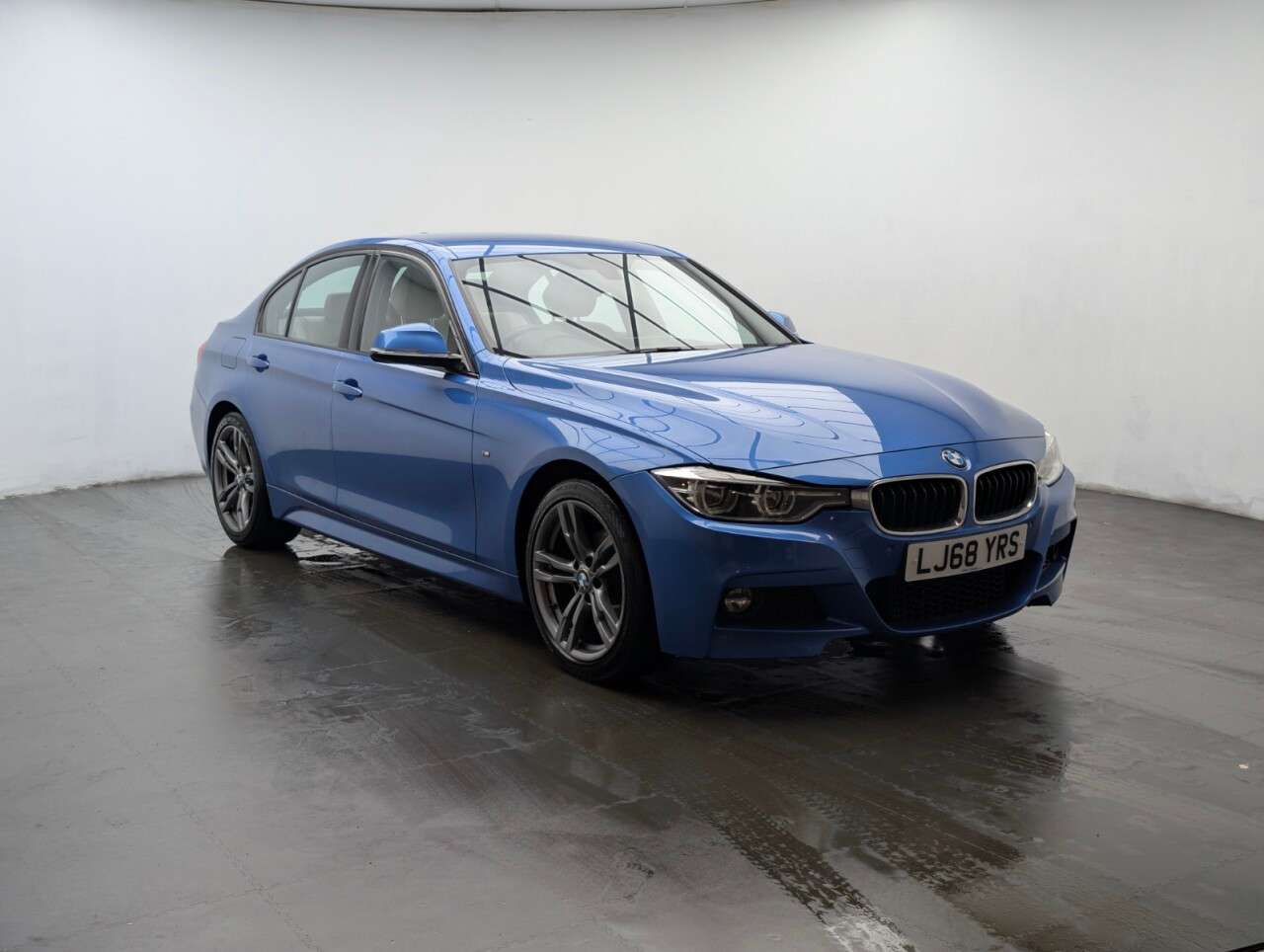 A 2018 BMW 3 SERIES 2.0 320i M Sport Saloon 4dr Petrol Manual Euro 6 (s/s) (184 ps) PARKING CAM A 2018 BMW 3 SERIES 2.0 320i M Sport Saloon 4dr Petrol Manual Euro 6 (s/s) (184 ps) PARKING CAM