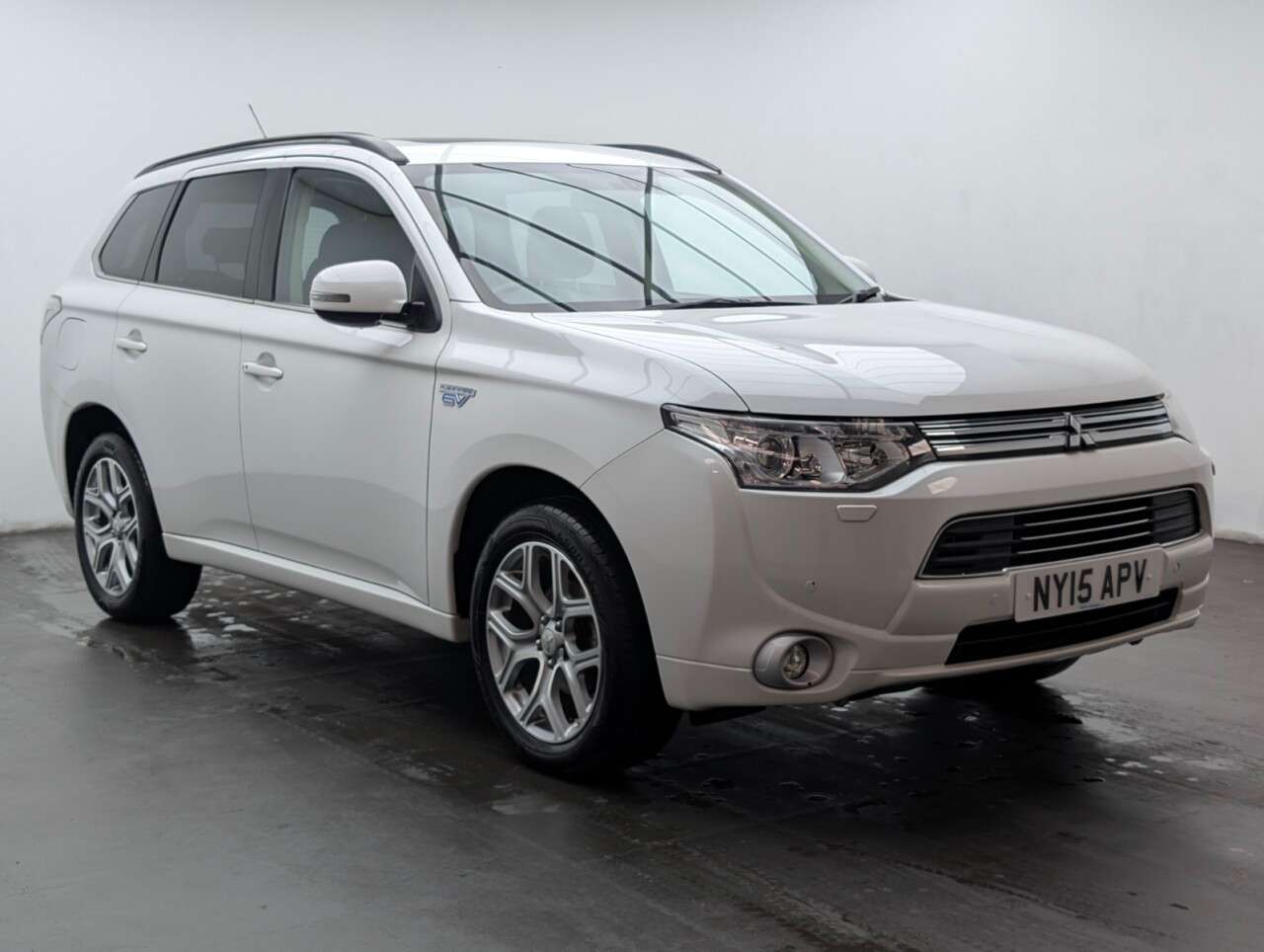 A 2015 MITSUBISHI OUTLANDER 2.0h 12kWh GX4h SUV 5dr Petrol Plug-in Hybrid CVT 4WD Euro 5 (s/s) (200 ps) A 2015 MITSUBISHI OUTLANDER 2.0h 12kWh GX4h SUV 5dr Petrol Plug-in Hybrid CVT 4WD Euro 5 (s/s) (200 ps)