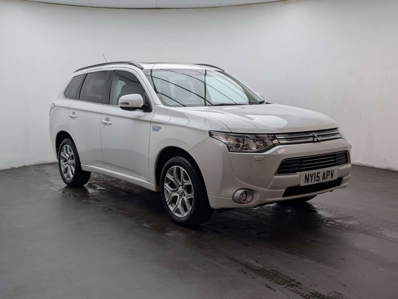 A 2015 MITSUBISHI OUTLANDER 2.0h 12kWh GX4h SUV 5dr Petrol Plug-in Hybrid CVT 4WD Euro 5 (s/s) (200 ps) A 2015 MITSUBISHI OUTLANDER 2.0h 12kWh GX4h SUV 5dr Petrol Plug-in Hybrid CVT 4WD Euro 5 (s/s) (200 ps)