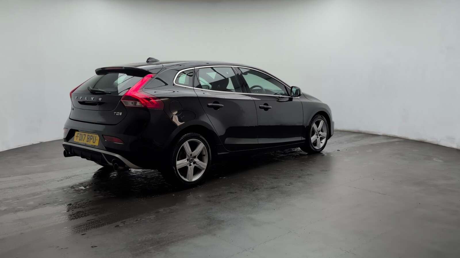 2017 VOLVO V40 2017 VOLVO V40