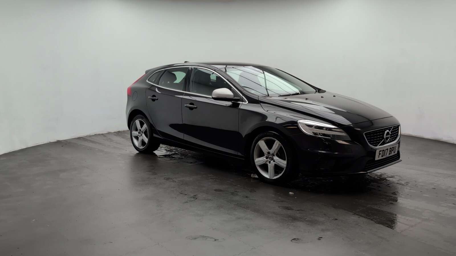 2017 VOLVO V40 2017 VOLVO V40