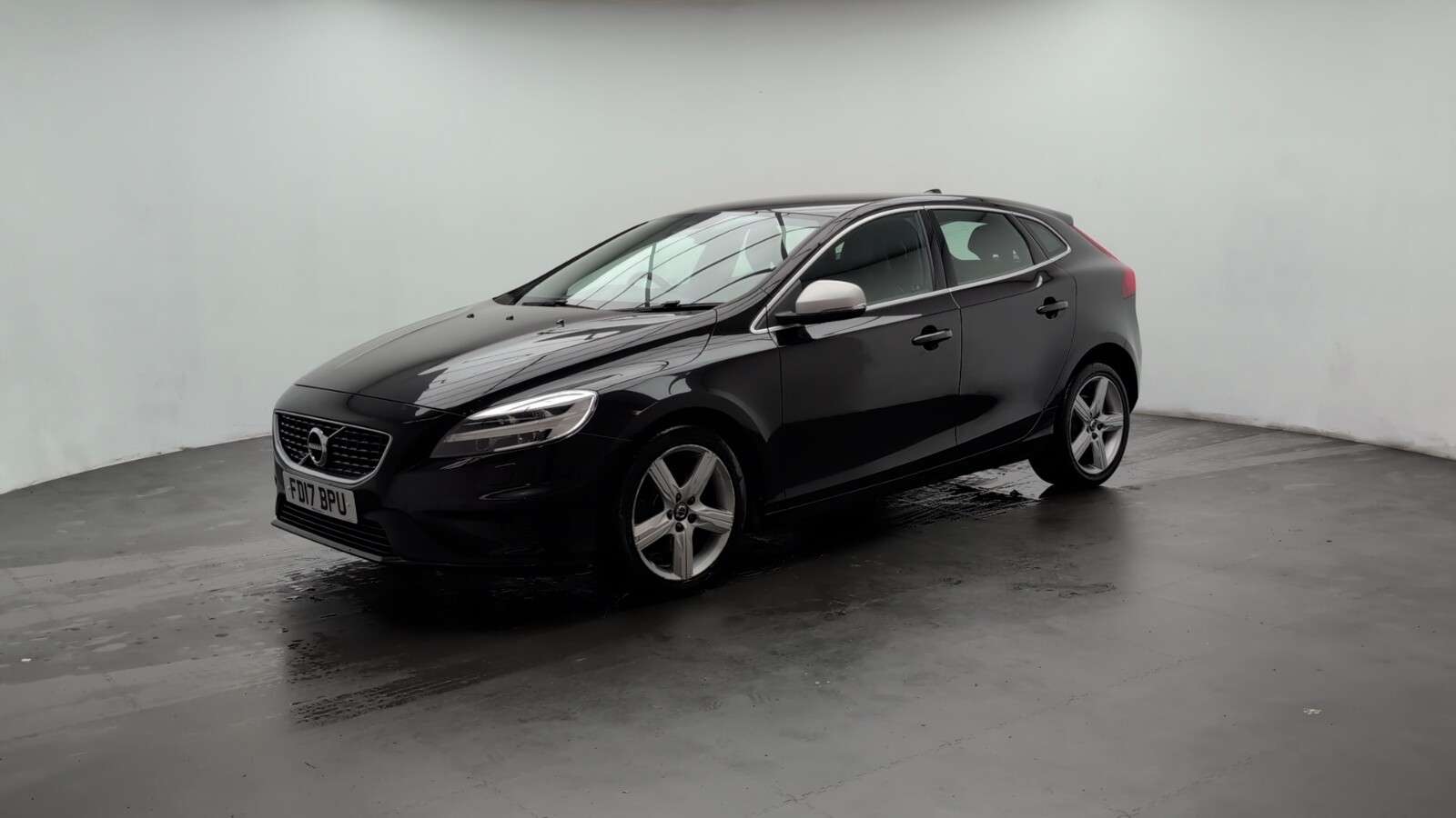 2017 VOLVO V40 2017 VOLVO V40