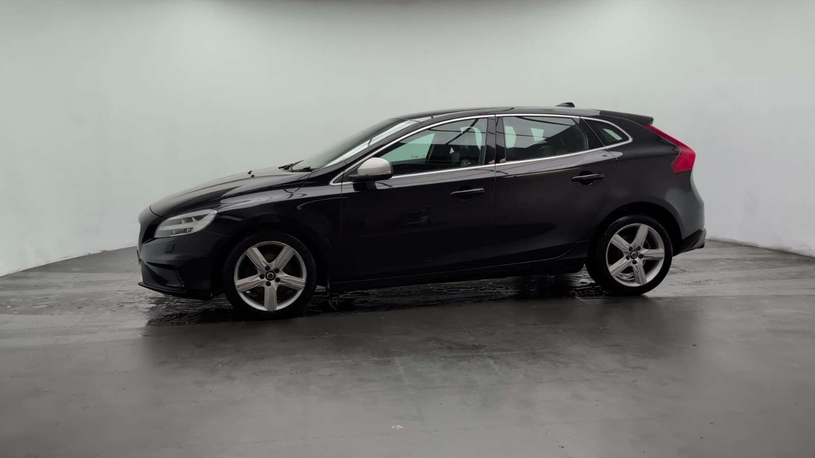 2017 VOLVO V40 2017 VOLVO V40