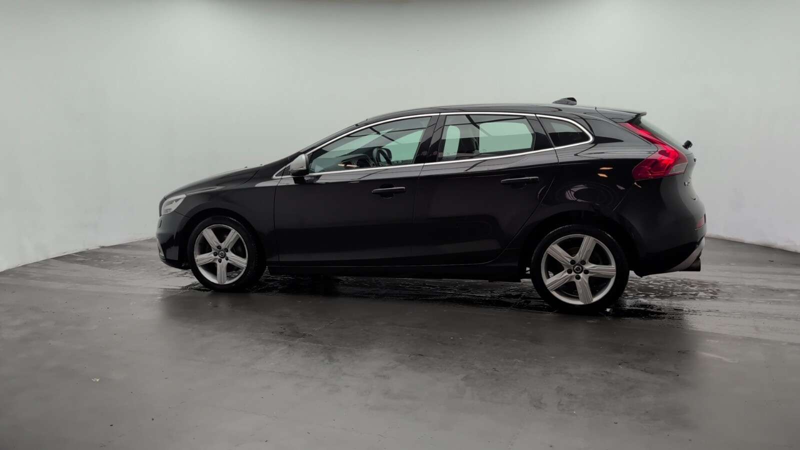 2017 VOLVO V40 2017 VOLVO V40