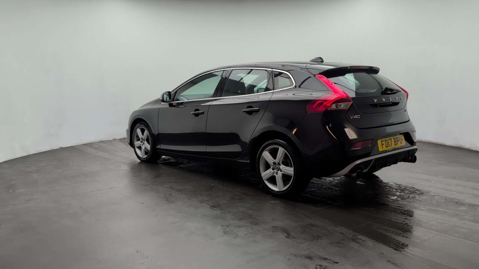 2017 VOLVO V40 2017 VOLVO V40