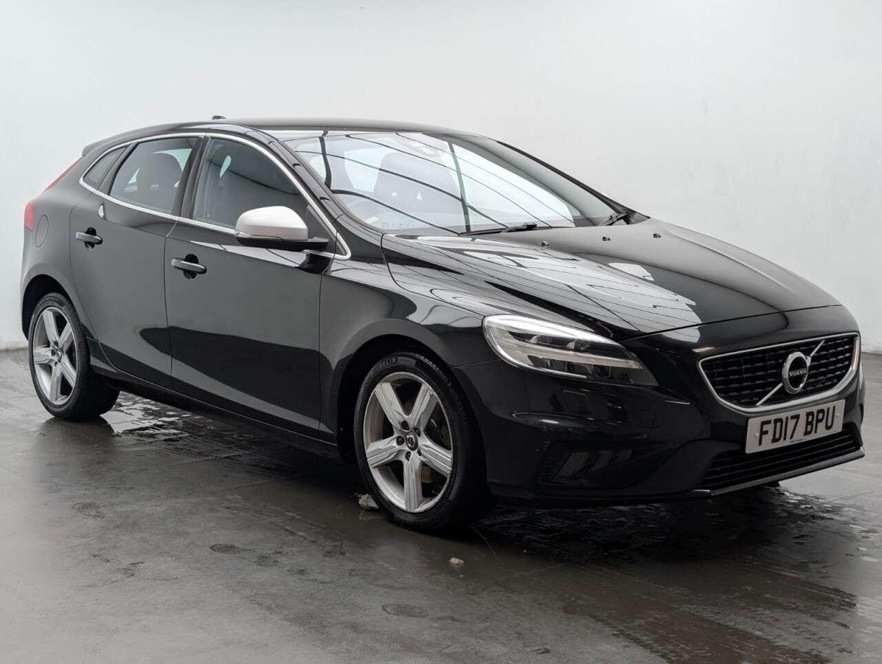 A 2017 VOLVO V40 2.0 T2 R-Design Hatchback 5dr Petrol Manual Euro 6 (s/s) (122 ps) WINTER PA A 2017 VOLVO V40 2.0 T2 R-Design Hatchback 5dr Petrol Manual Euro 6 (s/s) (122 ps) WINTER PA