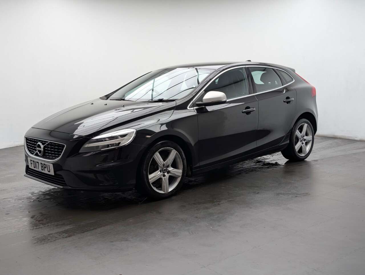2017 VOLVO V40 2017 VOLVO V40