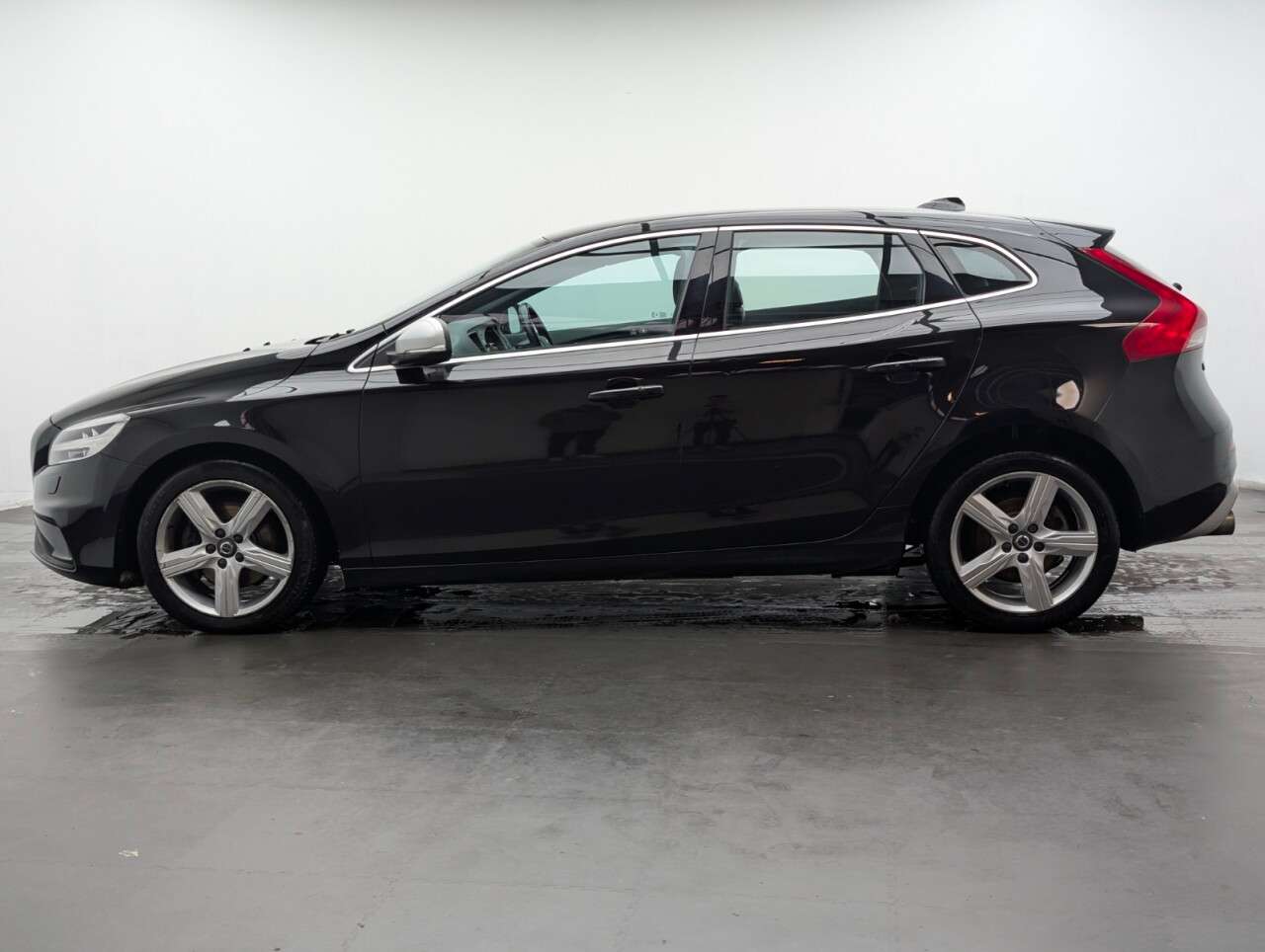 2017 VOLVO V40 2017 VOLVO V40