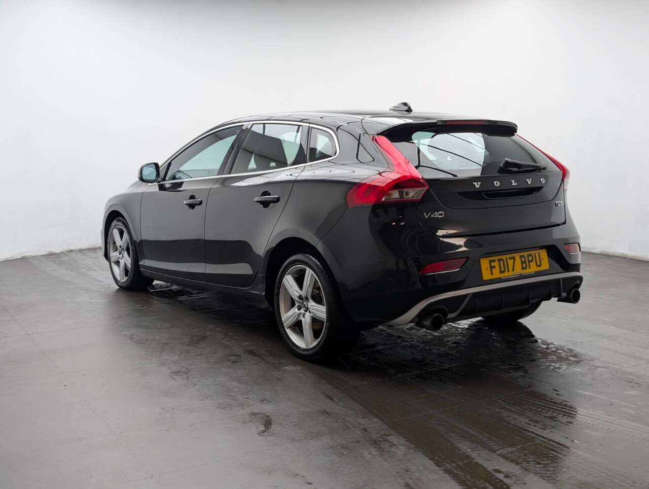 2017 VOLVO V40 2017 VOLVO V40