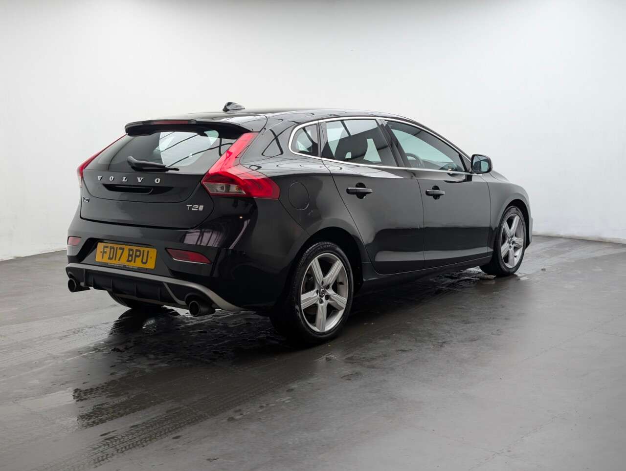 2017 VOLVO V40 2017 VOLVO V40