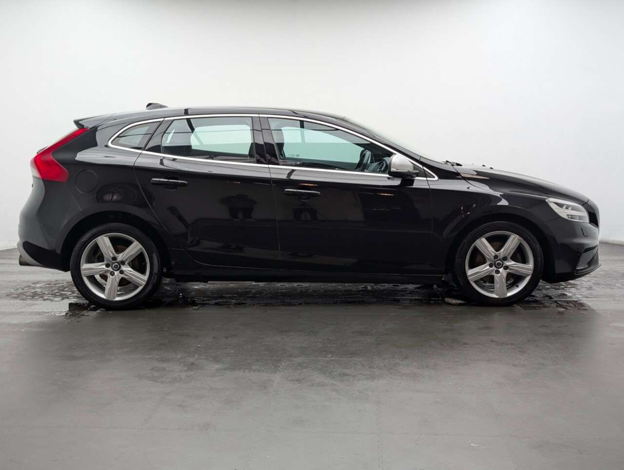 2017 VOLVO V40 2017 VOLVO V40