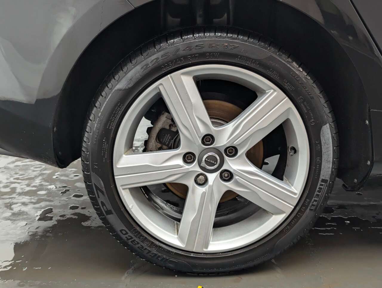 2017 VOLVO V40 2017 VOLVO V40