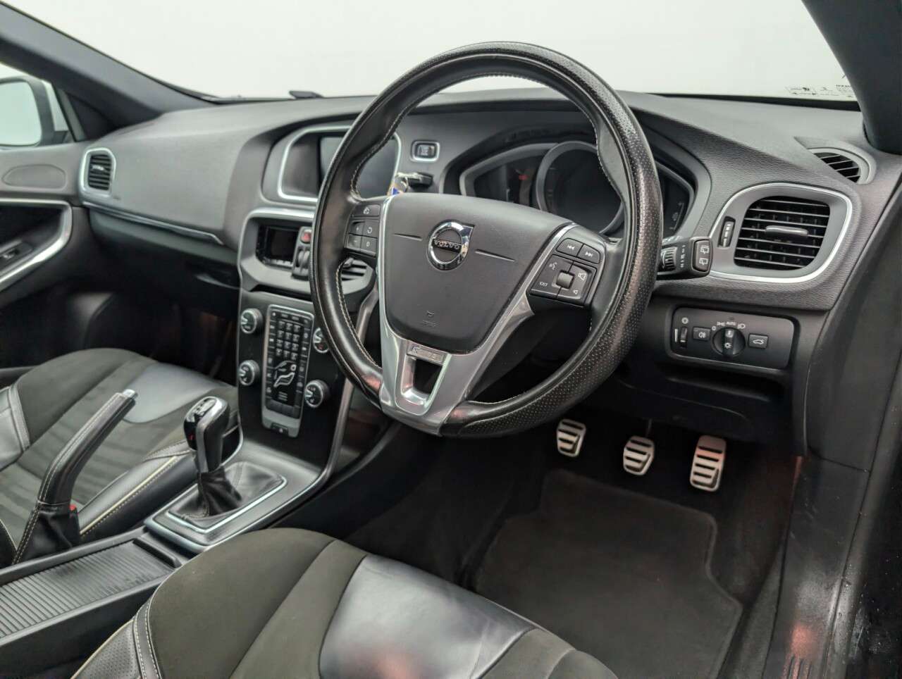 2017 VOLVO V40 2017 VOLVO V40