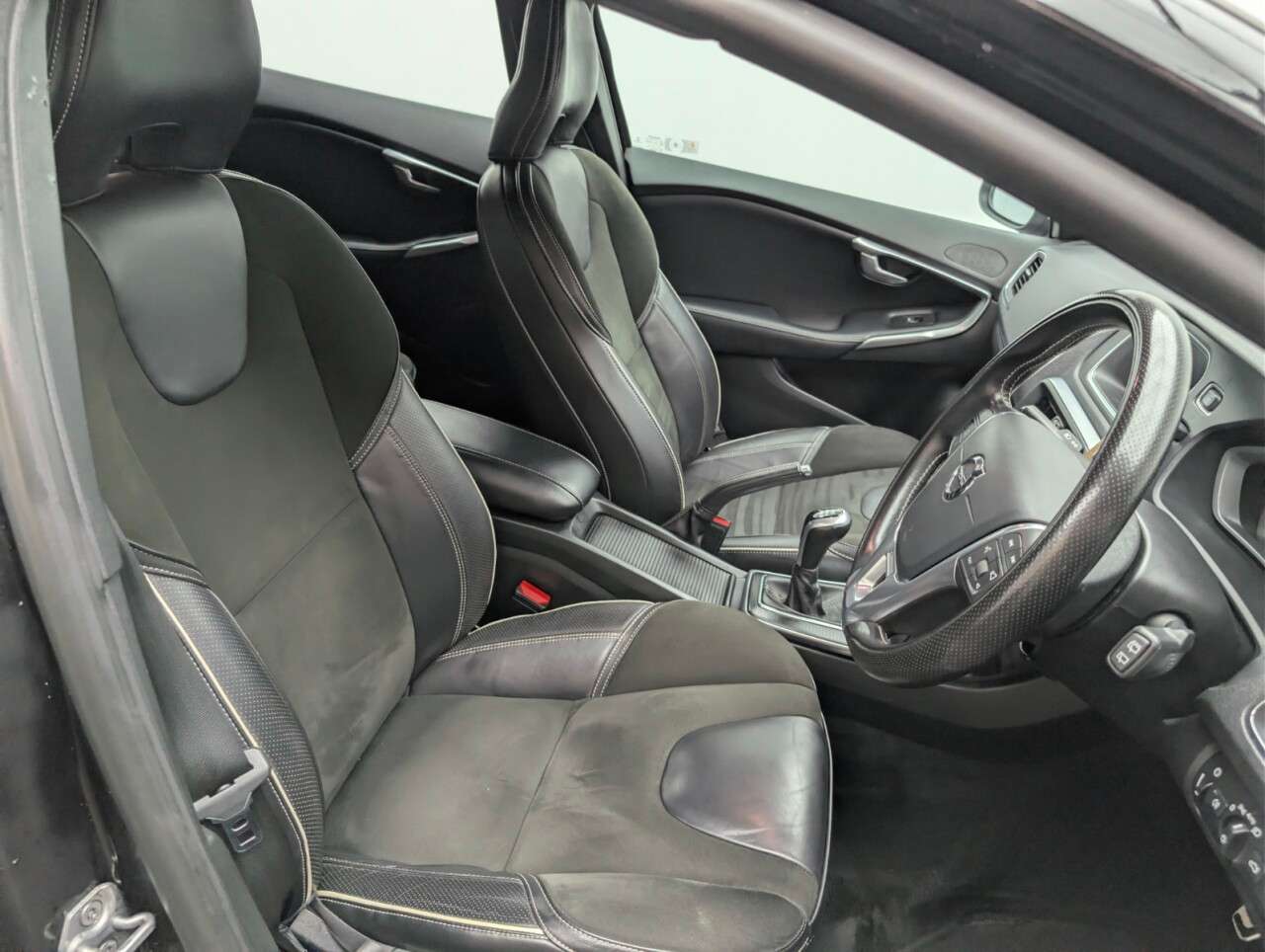 2017 VOLVO V40 2017 VOLVO V40