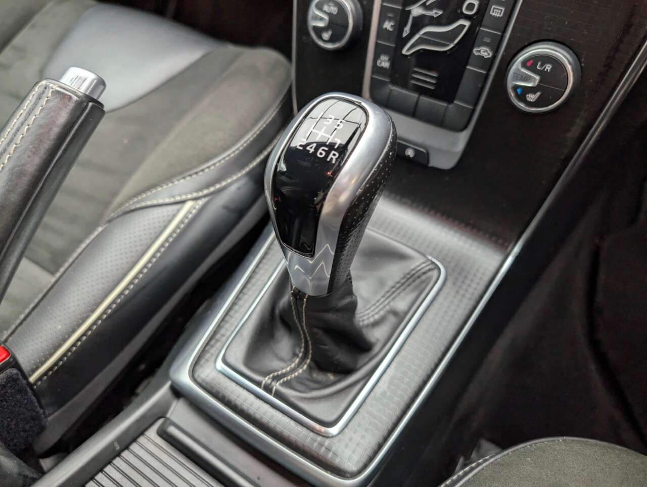 2017 VOLVO V40 2017 VOLVO V40