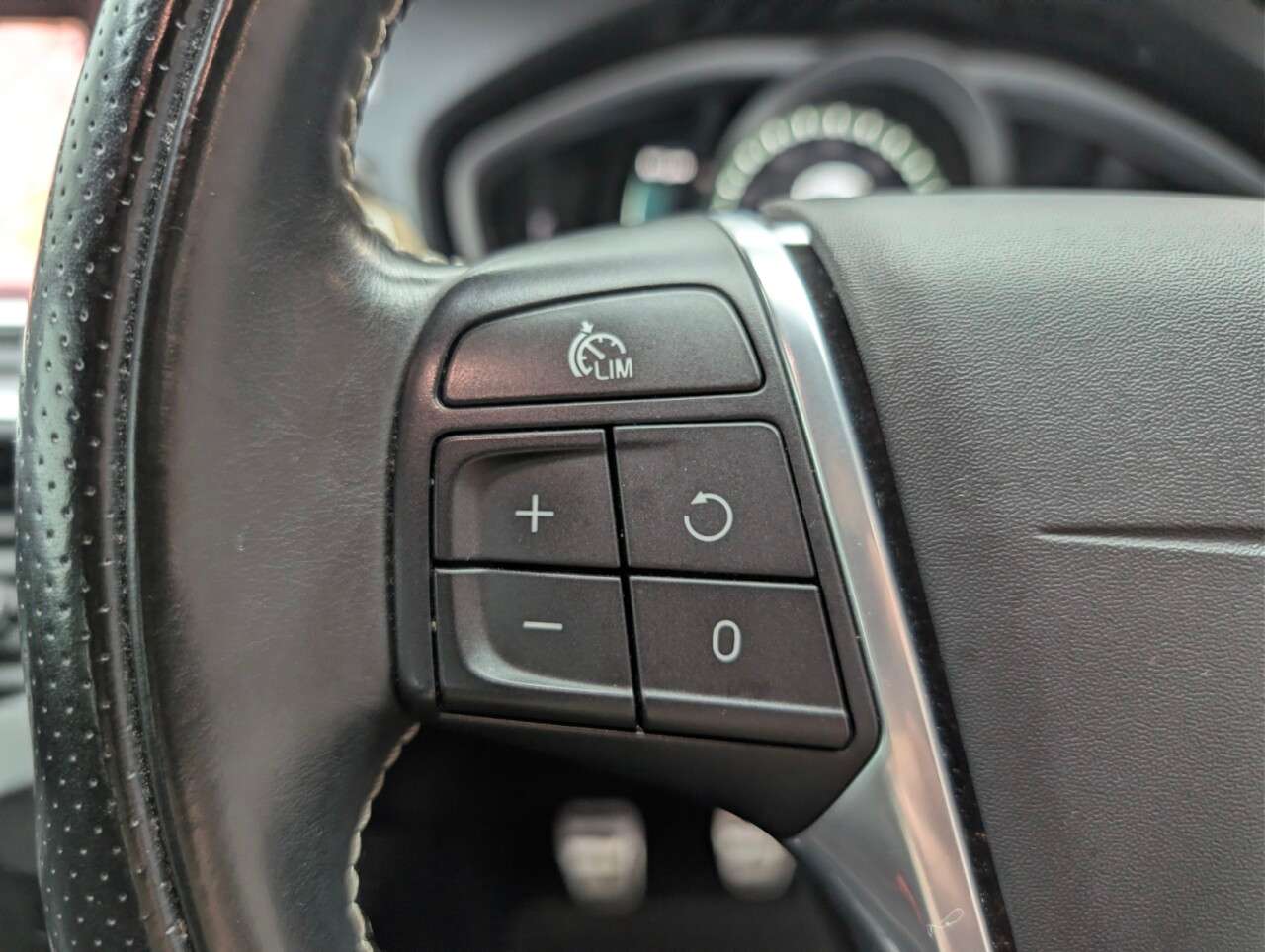 2017 VOLVO V40 2017 VOLVO V40