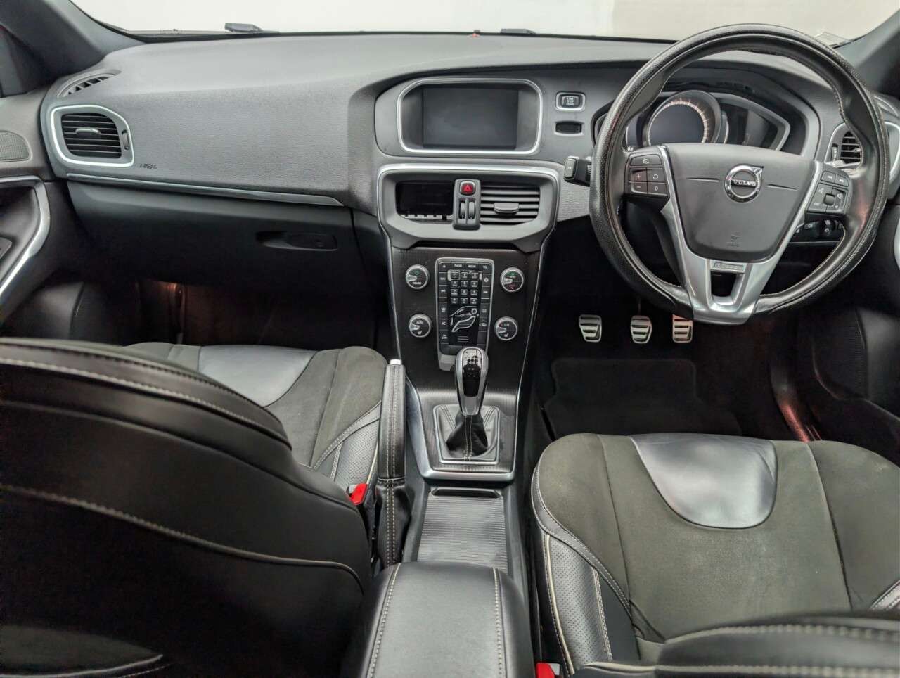 2017 VOLVO V40 2017 VOLVO V40