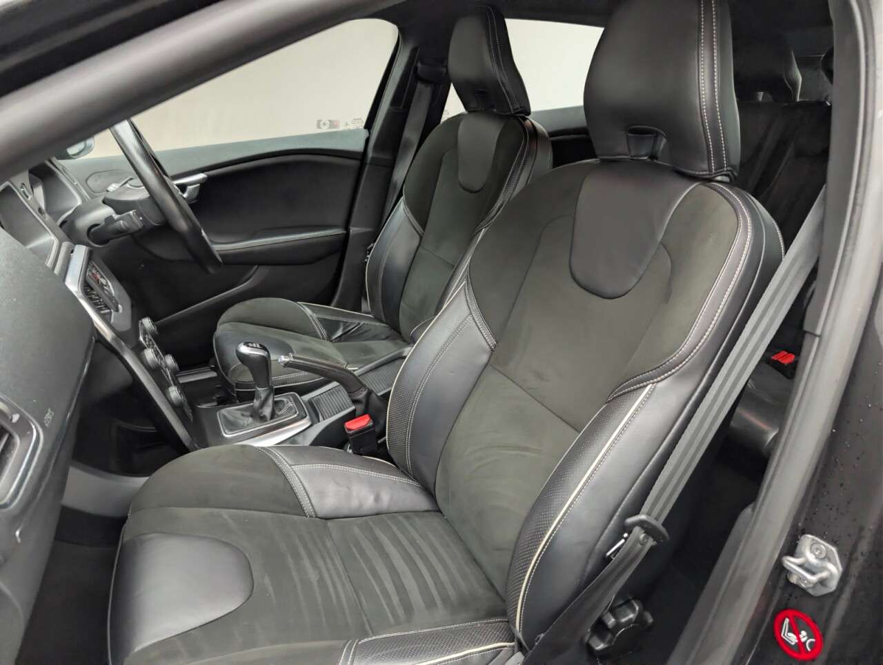 2017 VOLVO V40 2017 VOLVO V40