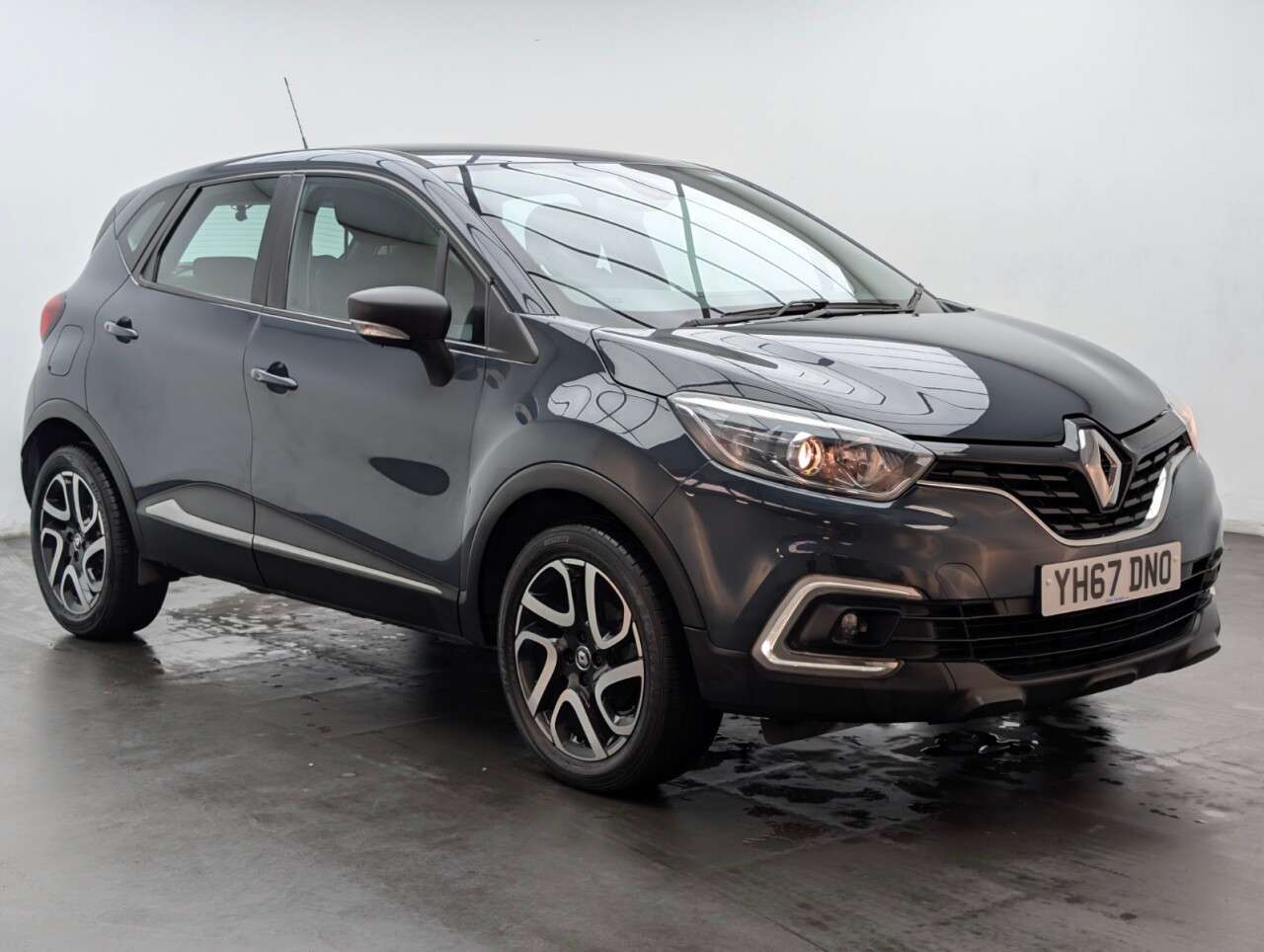 A 2017 RENAULT CAPTUR 0.9 TCe ENERGY Dynamique Nav SUV 5dr Petrol Manual Euro 6 (s/s) (90 ps) CRU A 2017 RENAULT CAPTUR 0.9 TCe ENERGY Dynamique Nav SUV 5dr Petrol Manual Euro 6 (s/s) (90 ps) CRU