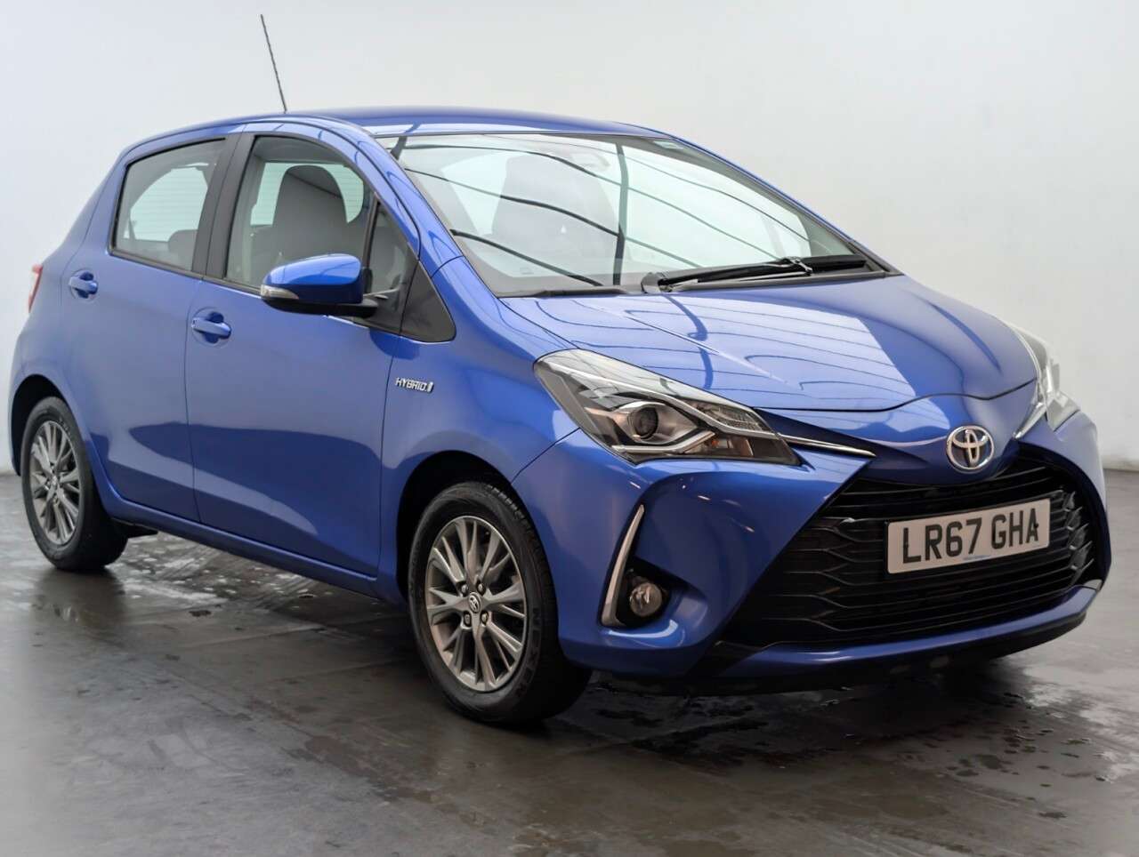 A 2017 TOYOTA YARIS 1.5 VVT-h Icon Hatchback 5dr Petrol Hybrid E-CVT Euro 6 (s/s) (100 ps) REVE A 2017 TOYOTA YARIS 1.5 VVT-h Icon Hatchback 5dr Petrol Hybrid E-CVT Euro 6 (s/s) (100 ps) REVE