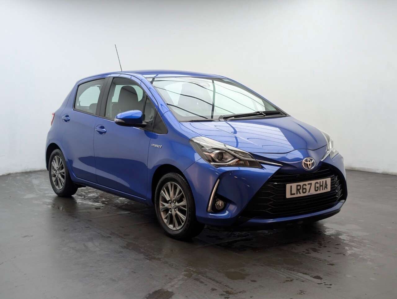 A 2017 TOYOTA YARIS 1.5 VVT-h Icon Hatchback 5dr Petrol Hybrid E-CVT Euro 6 (s/s) (100 ps) REVE A 2017 TOYOTA YARIS 1.5 VVT-h Icon Hatchback 5dr Petrol Hybrid E-CVT Euro 6 (s/s) (100 ps) REVE