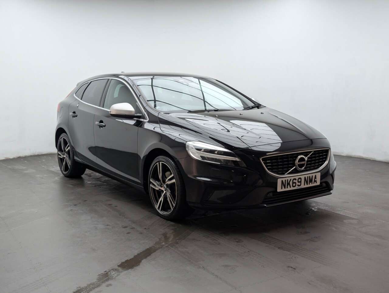 A 2019 VOLVO V40 2.0 T2 R-Design Edition Hatchback 5dr Petrol Manual Euro 6 (s/s) (122 ps) N A 2019 VOLVO V40 2.0 T2 R-Design Edition Hatchback 5dr Petrol Manual Euro 6 (s/s) (122 ps) N