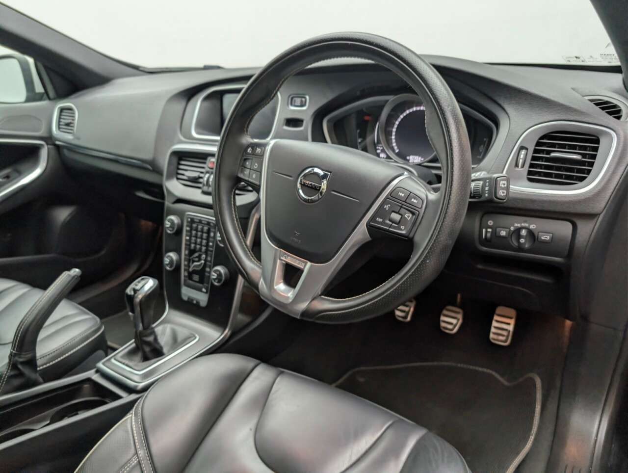 2019 VOLVO V40 2019 VOLVO V40