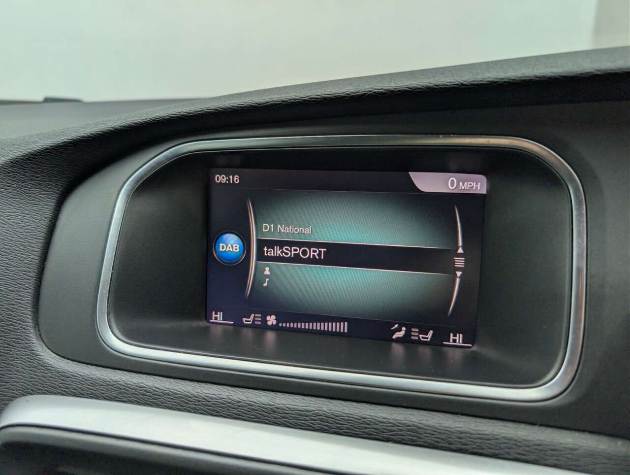 2019 VOLVO V40 2019 VOLVO V40