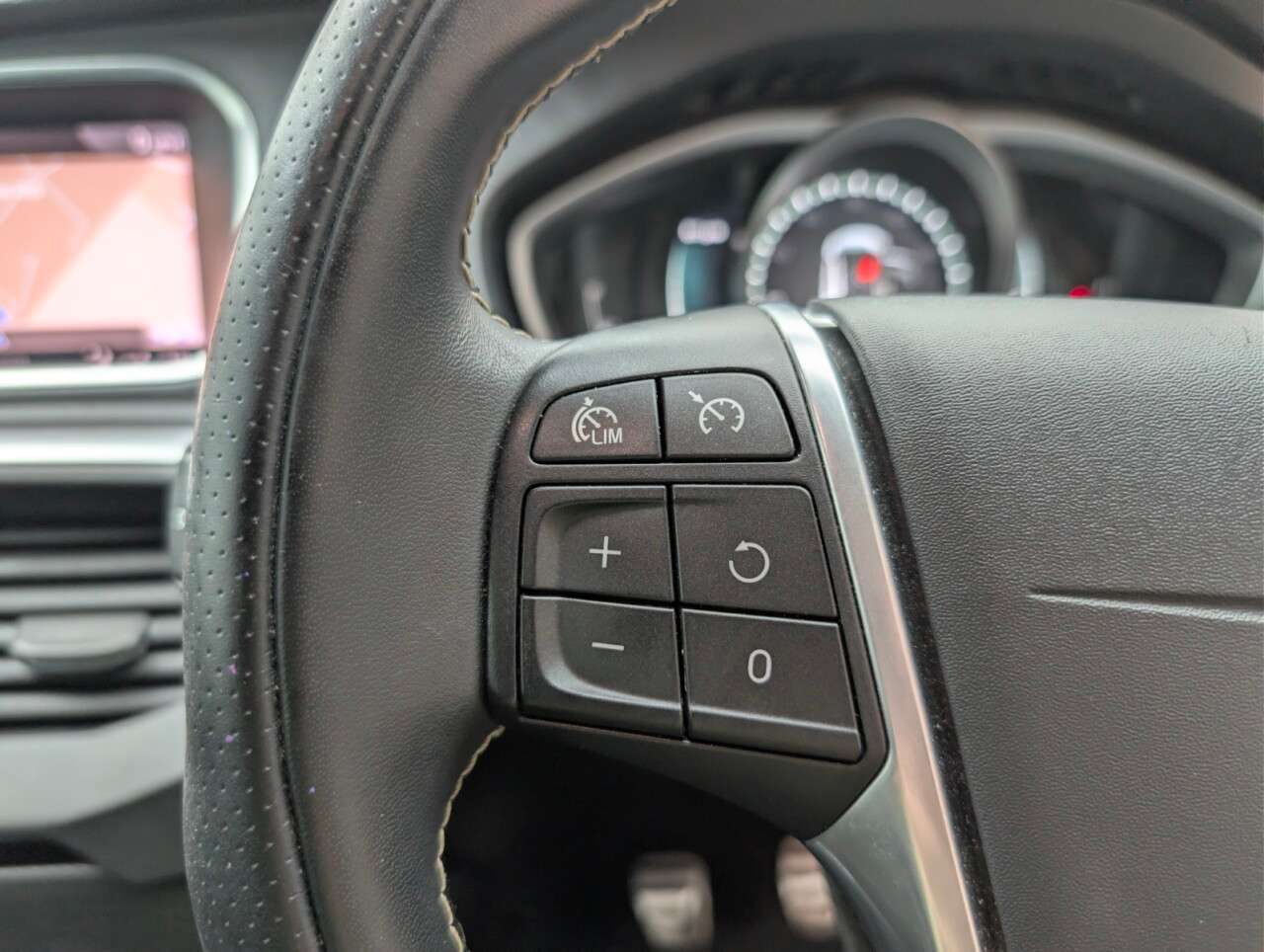 2019 VOLVO V40 2019 VOLVO V40