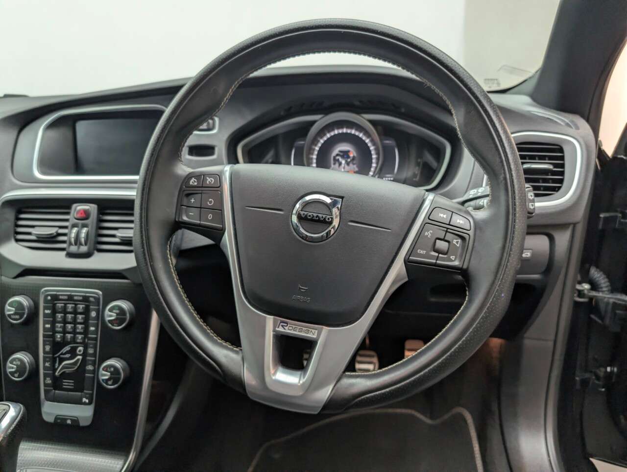 2019 VOLVO V40 2019 VOLVO V40