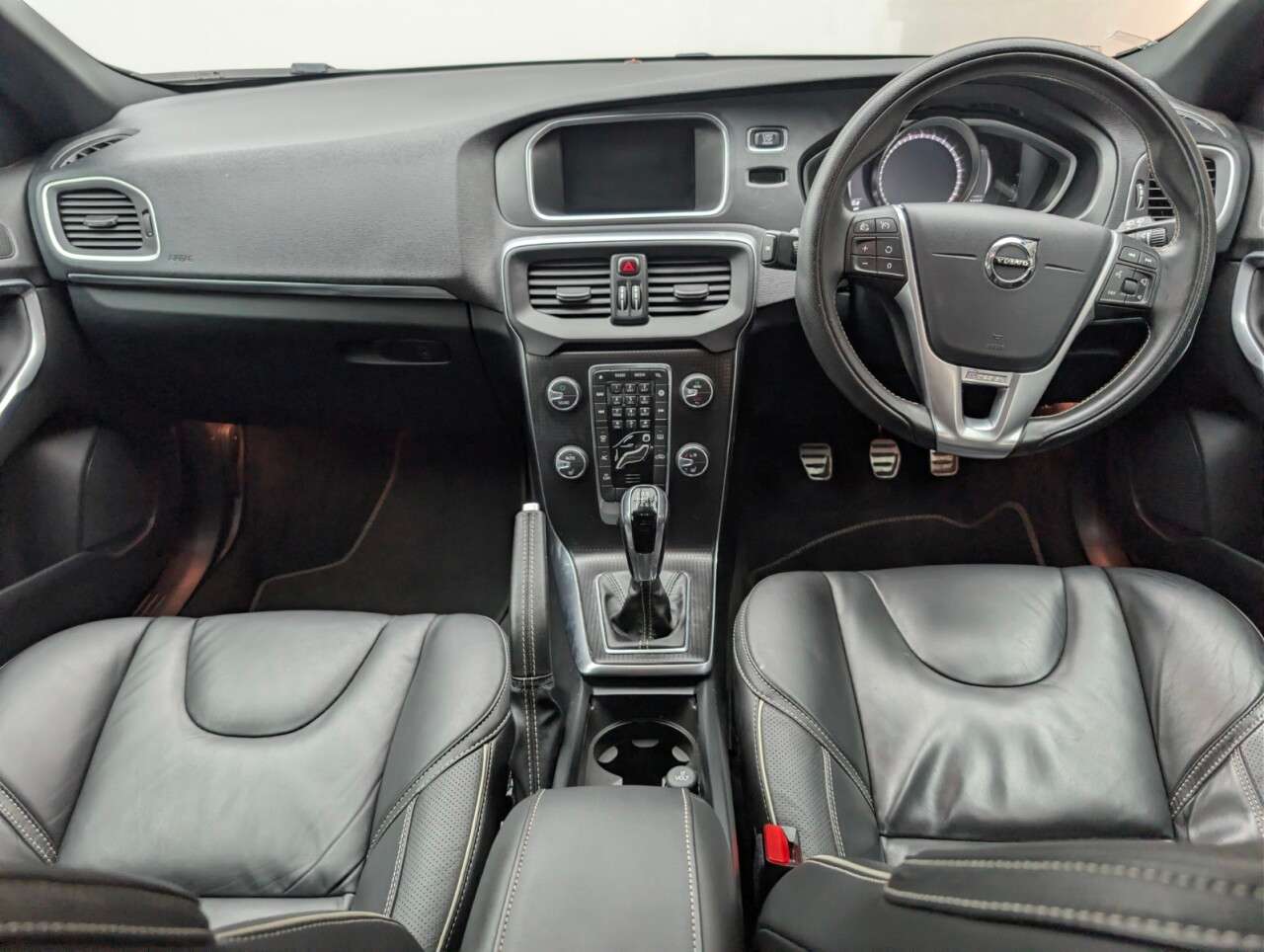 2019 VOLVO V40 2019 VOLVO V40