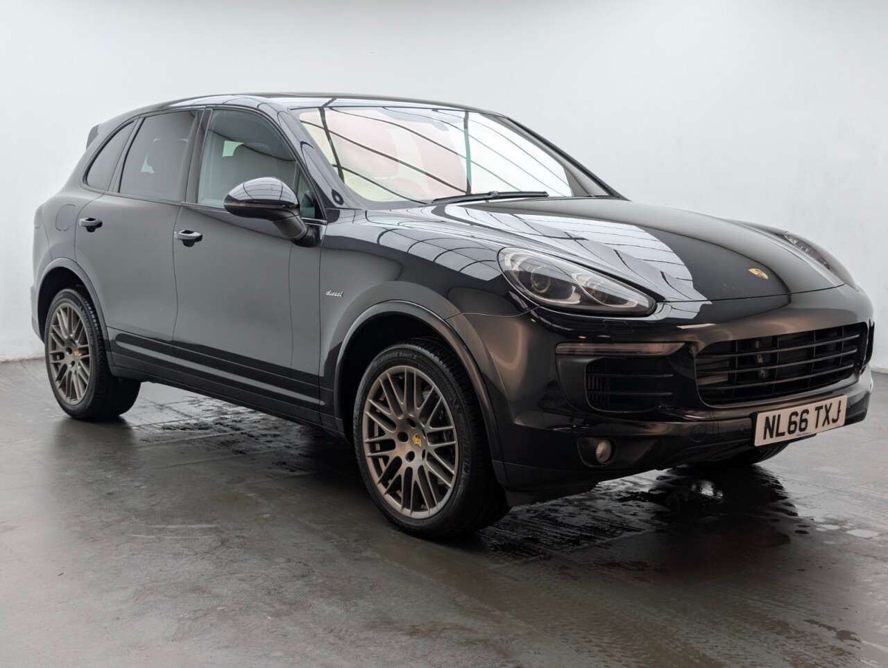 A 2016 PORSCHE CAYENNE 3.0 TD V6 Platinum Edition SUV 5dr Diesel TiptronicS 4WD Euro 6 (s/s) (262 A 2016 PORSCHE CAYENNE 3.0 TD V6 Platinum Edition SUV 5dr Diesel TiptronicS 4WD Euro 6 (s/s) (262