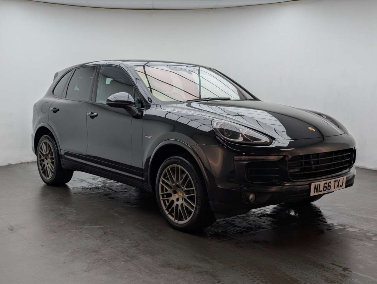 A 2016 PORSCHE CAYENNE 3.0 TD V6 Platinum Edition SUV 5dr Diesel TiptronicS 4WD Euro 6 (s/s) (262 A 2016 PORSCHE CAYENNE 3.0 TD V6 Platinum Edition SUV 5dr Diesel TiptronicS 4WD Euro 6 (s/s) (262