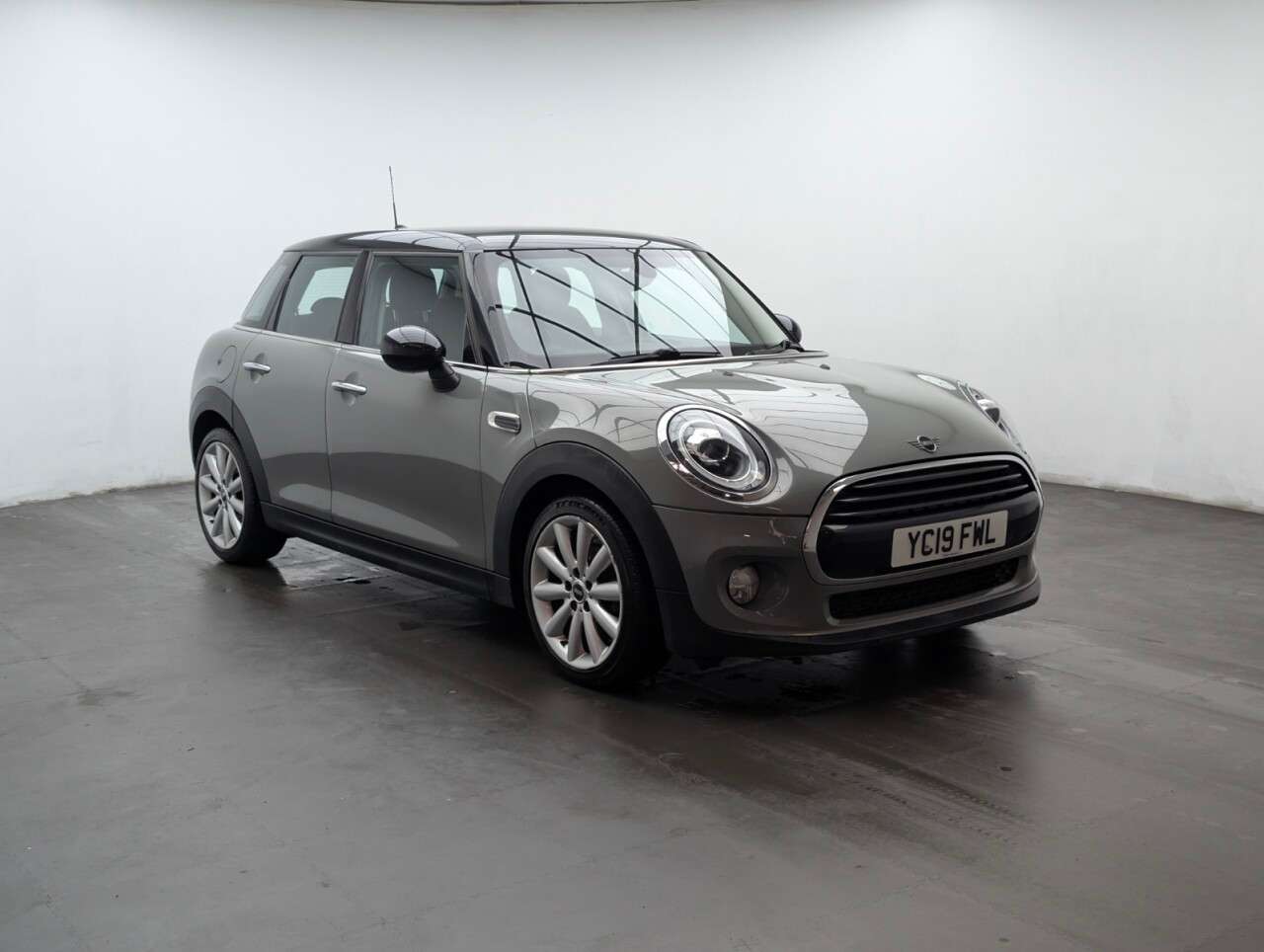 A 2019 MINI MINI COOPER CLASSIC A 2019 MINI MINI COOPER CLASSIC