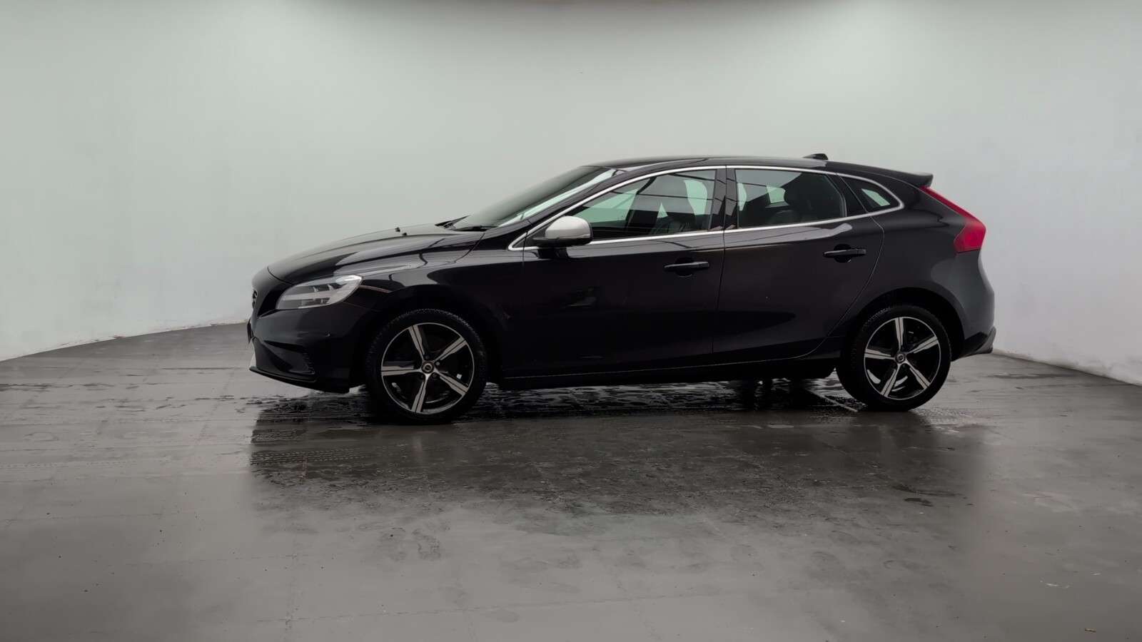 2019 VOLVO V40 2019 VOLVO V40