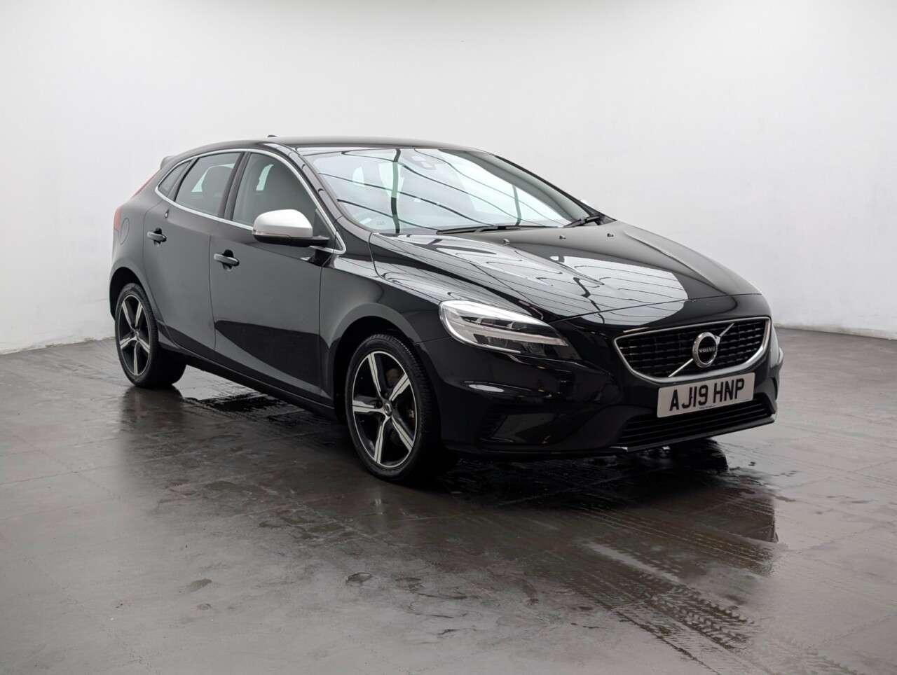 A 2019 VOLVO V40 2.0 D3 R-Design Nav Plus Hatchback 5dr Diesel Manual Euro 6 (s/s) (150 ps) A 2019 VOLVO V40 2.0 D3 R-Design Nav Plus Hatchback 5dr Diesel Manual Euro 6 (s/s) (150 ps)