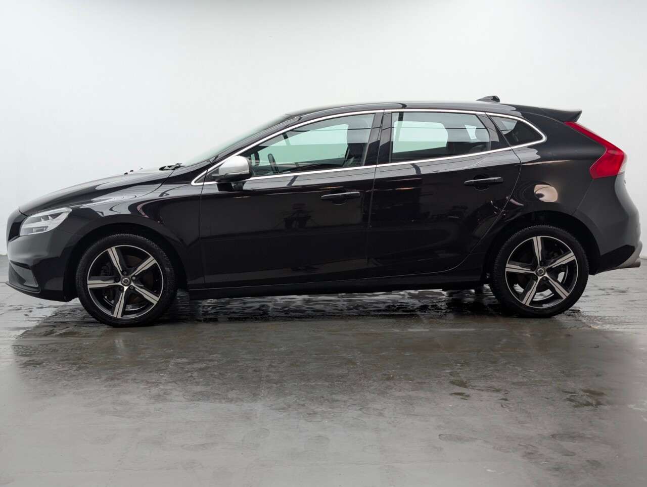 2019 VOLVO V40 2019 VOLVO V40