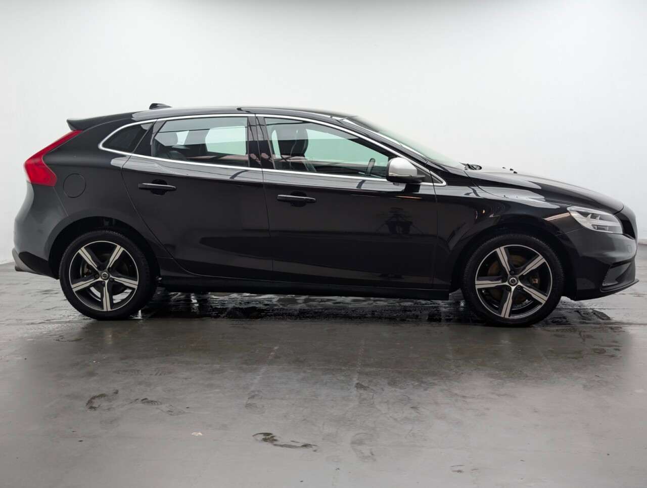 2019 VOLVO V40 2019 VOLVO V40