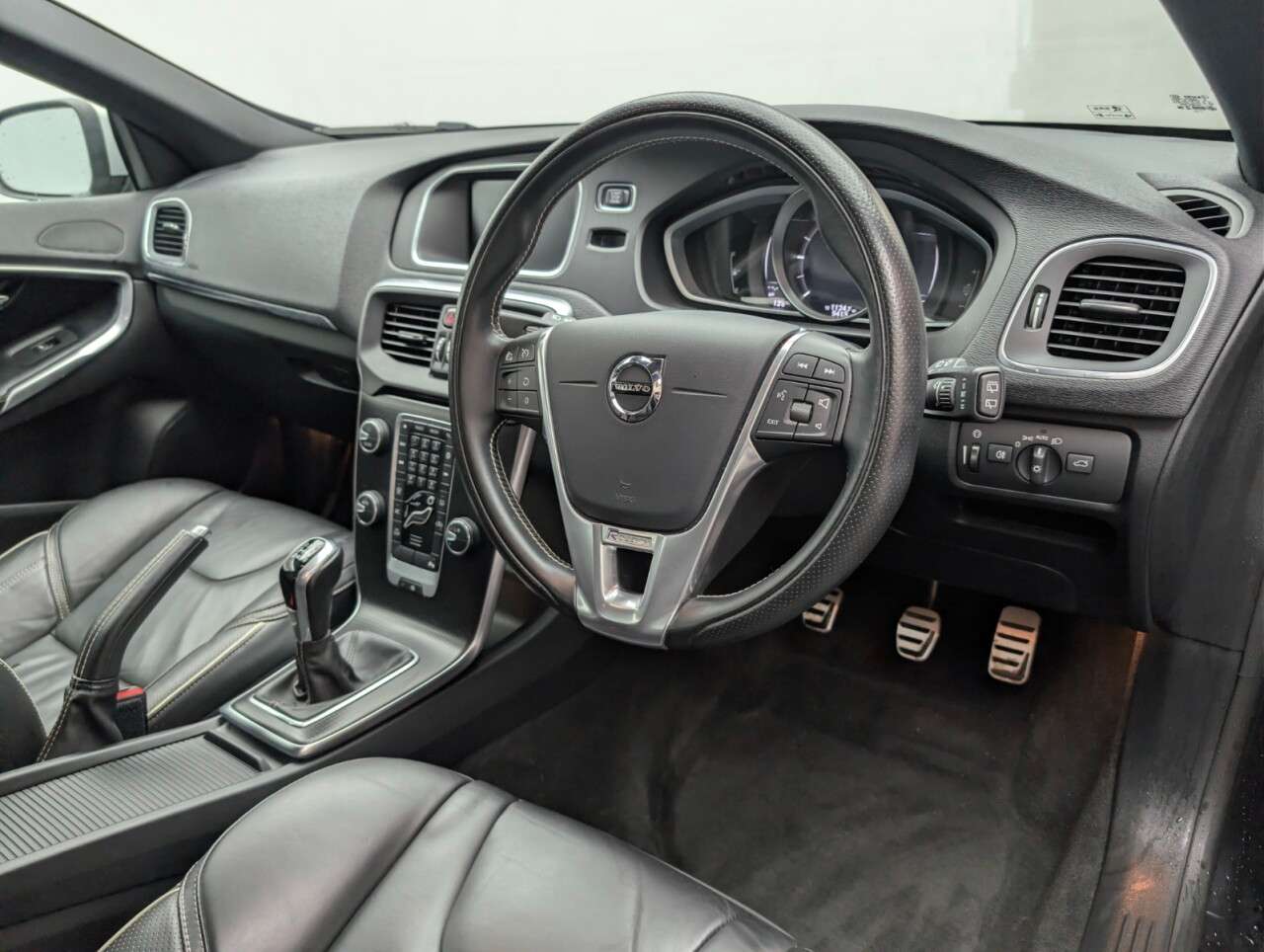 2019 VOLVO V40 2019 VOLVO V40