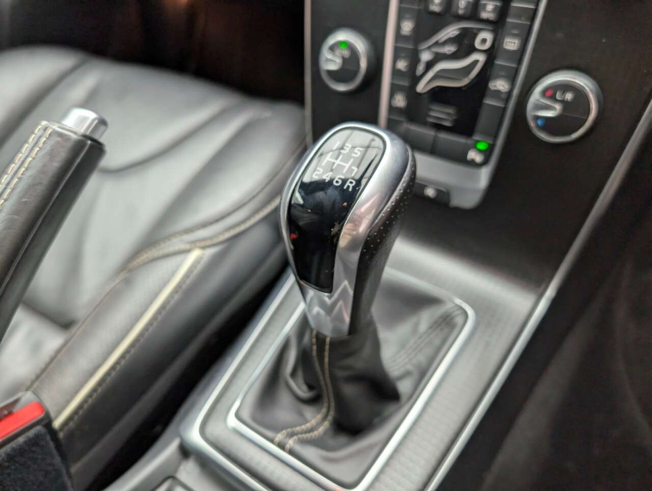 2019 VOLVO V40 2019 VOLVO V40