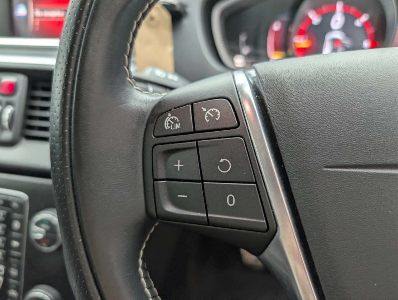 2019 VOLVO V40 2019 VOLVO V40