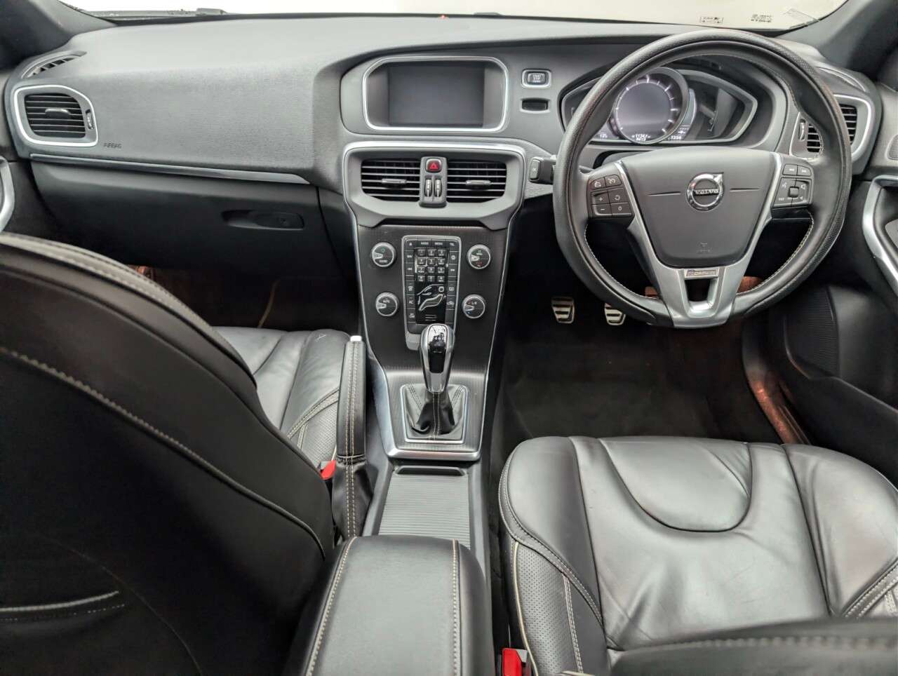 2019 VOLVO V40 2019 VOLVO V40